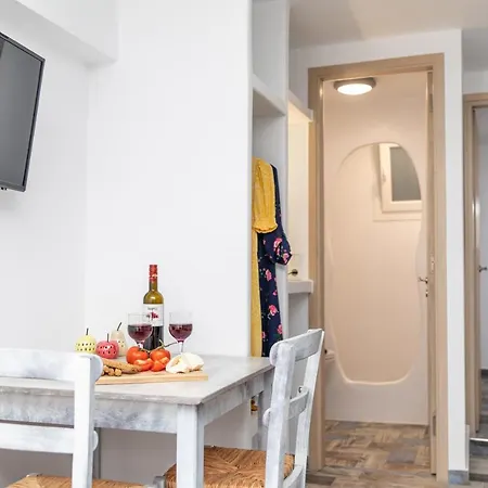 Depis Luxury Apartment Naxos City